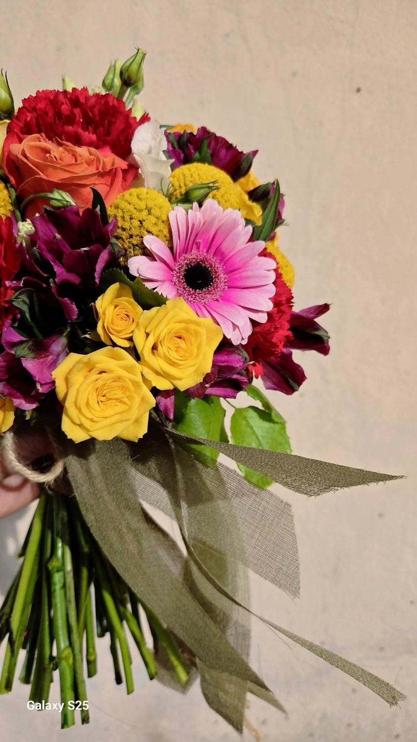 Bouquet colorato con rose e gerbere