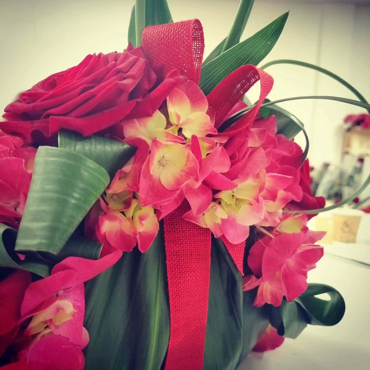 Bouquet fucsia con nastro rosso
