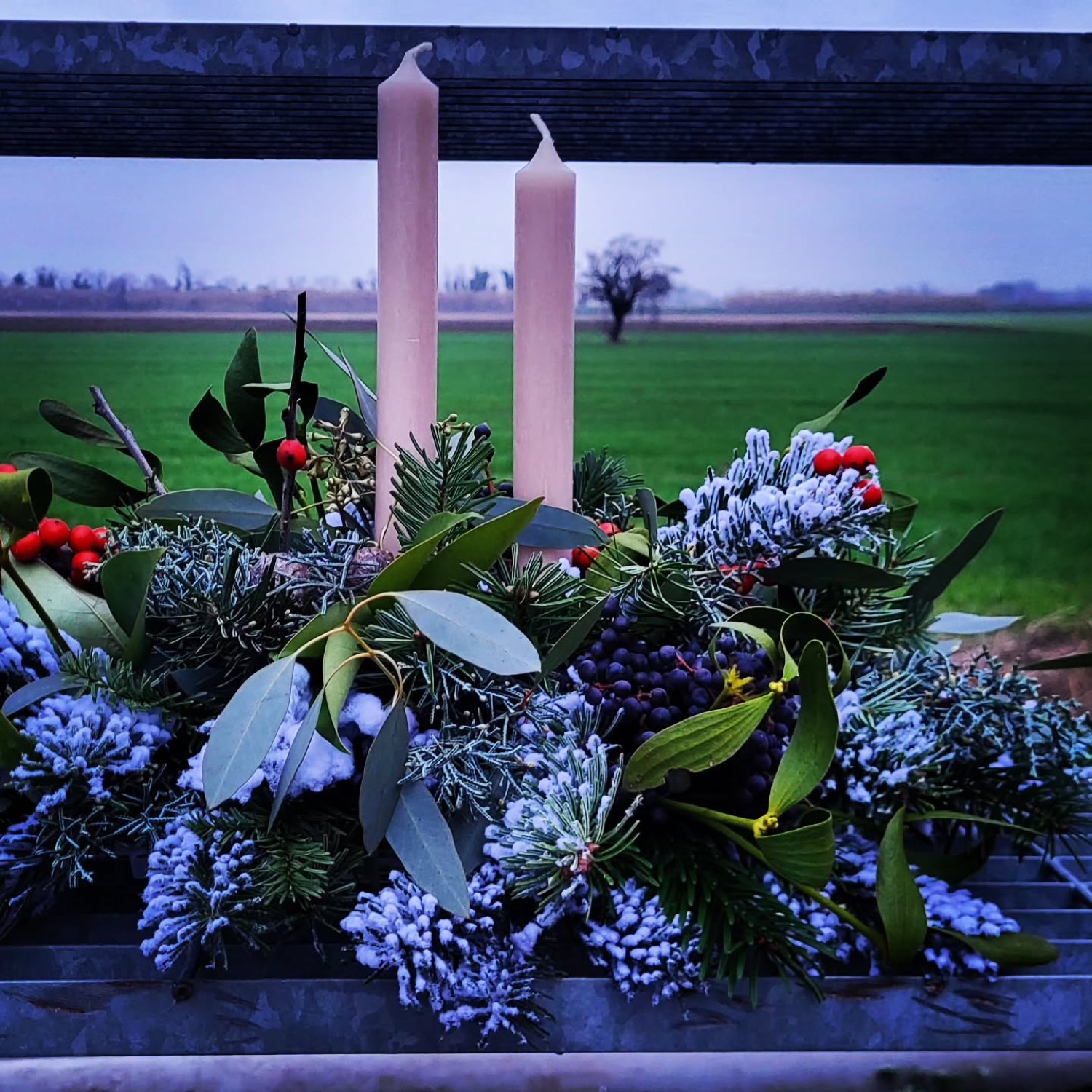 Centrotavola invernale con candele e bacche
