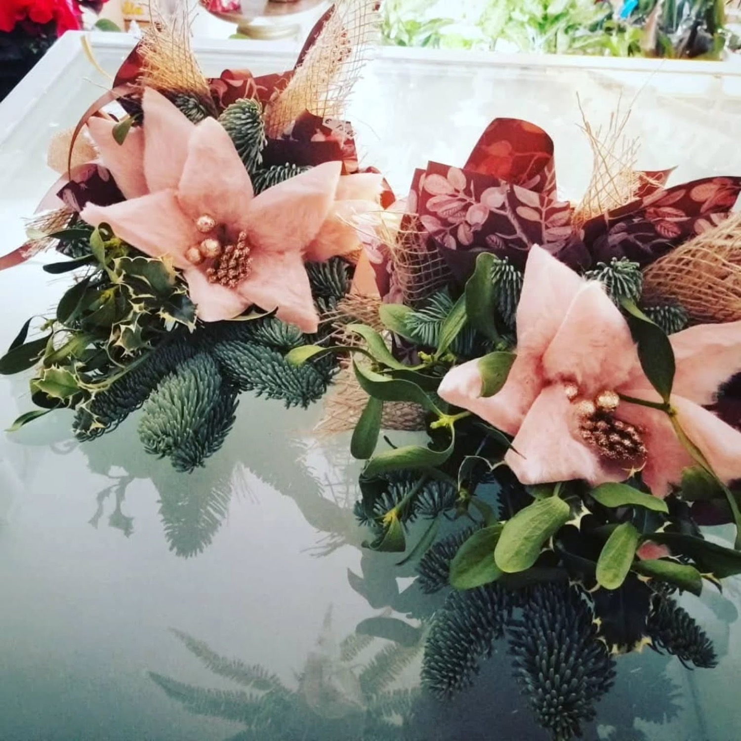 Composizione floreale natalizia rosa antico