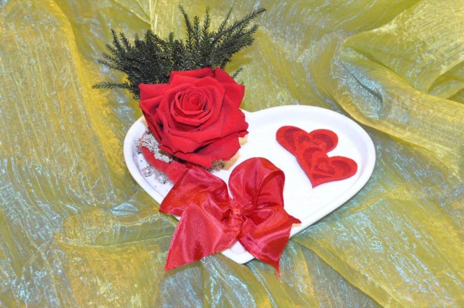 Rosa rossa su base a forma di cuore