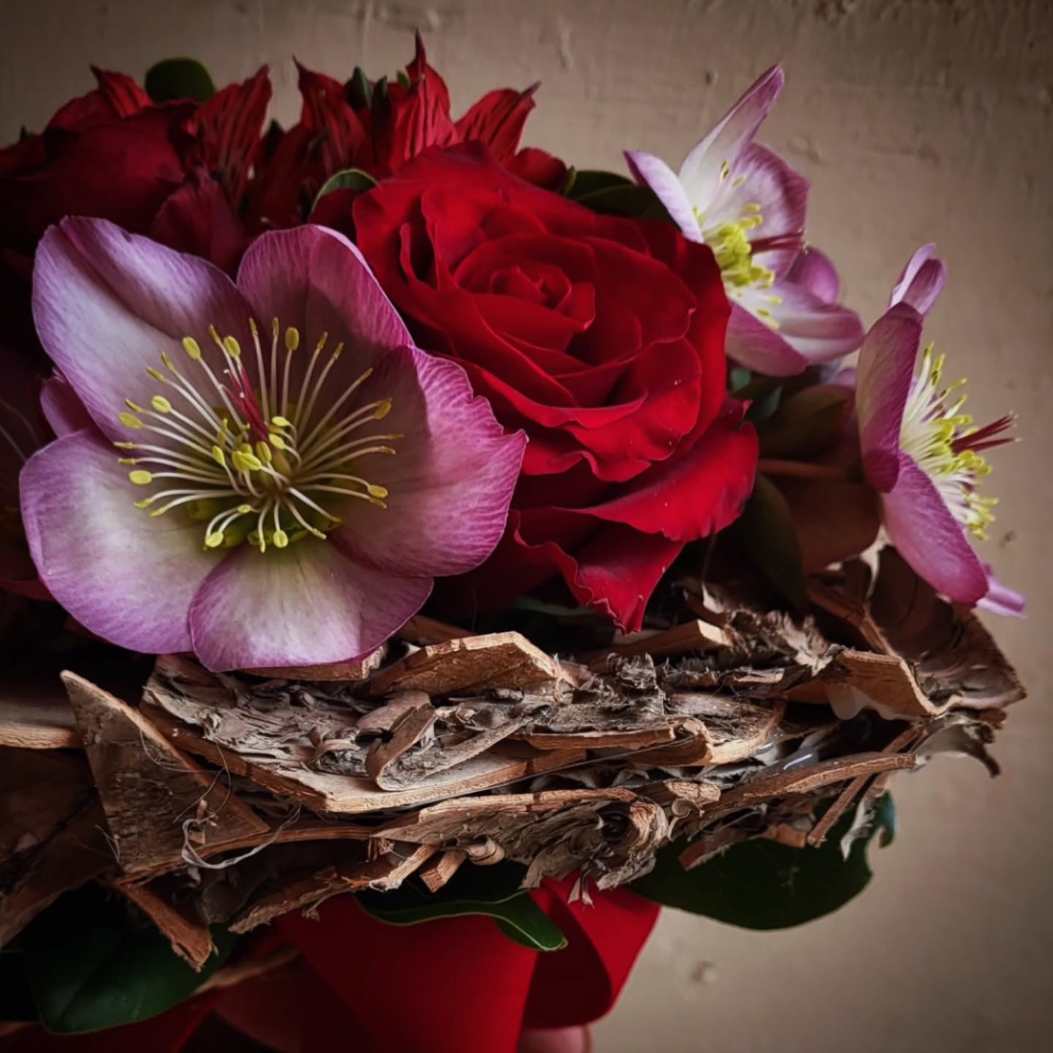 Composizione con rose rosse ed elleboro